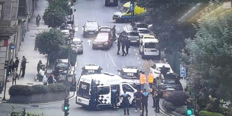 El coche que se metió en sentido contrario por el centro de Vigo recorrió unos 300 metros