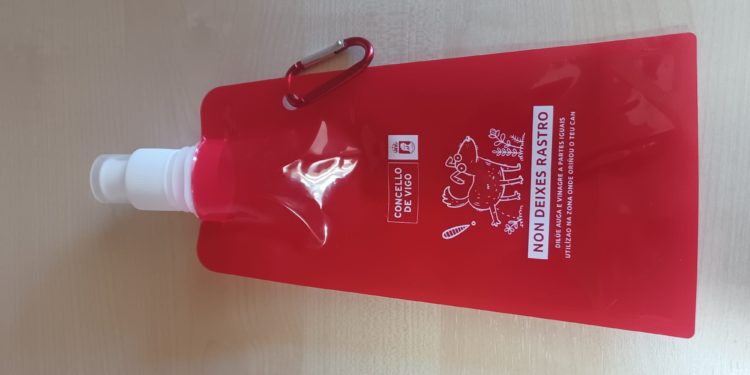 Vigo regalará botellas plegables para limpiar la orina de los perros