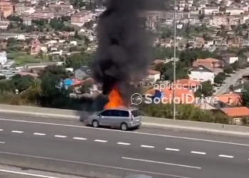 Susto por un coche ardiendo en la autovía a su paso por el Meixoeiro