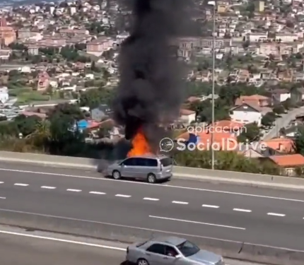 Susto por un coche ardiendo en la autovía a su paso por el Meixoeiro