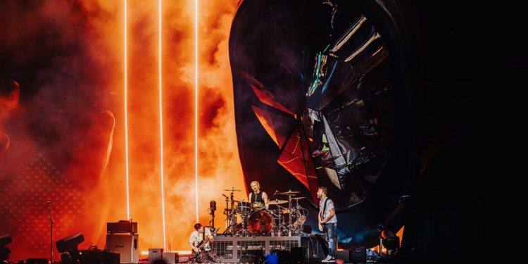 Muse publica su nuevo disco, que será estrenado en directo en Vigo