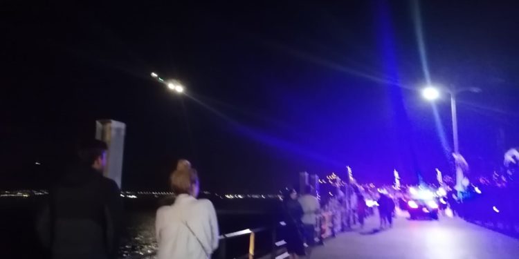 Despliegue policial y de salvamento en el puerto de Vigo por un hombre que se precipitó al mar