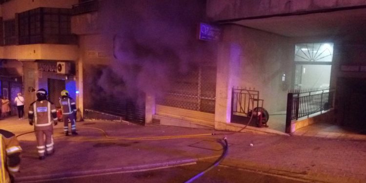 Dos personas evacuadas y un edificio desalojado a causa de un incendio en Vigo