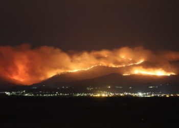 Noche sin tregua por los incendios en Barbanza y Canicouva; controlado en Arbo