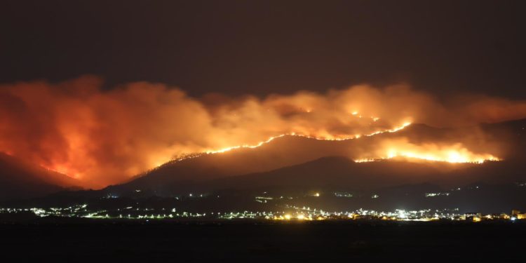 Noche sin tregua por los incendios en Barbanza y Canicouva; controlado en Arbo
