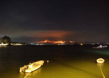 Noche sin tregua por los incendios en Barbanza y Canicouva; controlado en Arbo