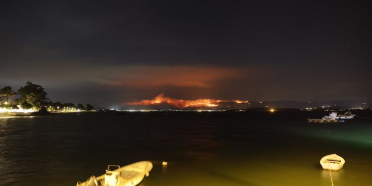 Noche sin tregua por los incendios en Barbanza y Canicouva; controlado en Arbo