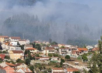 Los vecinos de Moaña repelen el incendio: “El fuego se nos metía en casa”
