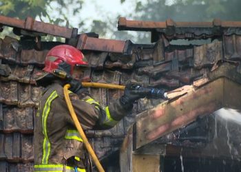 Arde un inmueble junto al campo de golf de Mondariz-Balneario sin causar heridos