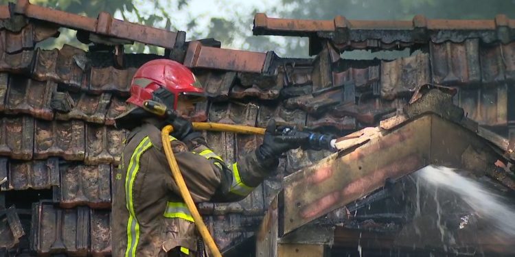 Arde un inmueble junto al campo de golf de Mondariz-Balneario sin causar heridos