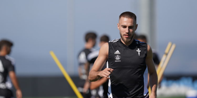 Mingueza firma con el Celta hasta 2026 y el Barcelona se reserva un derecho de recompra