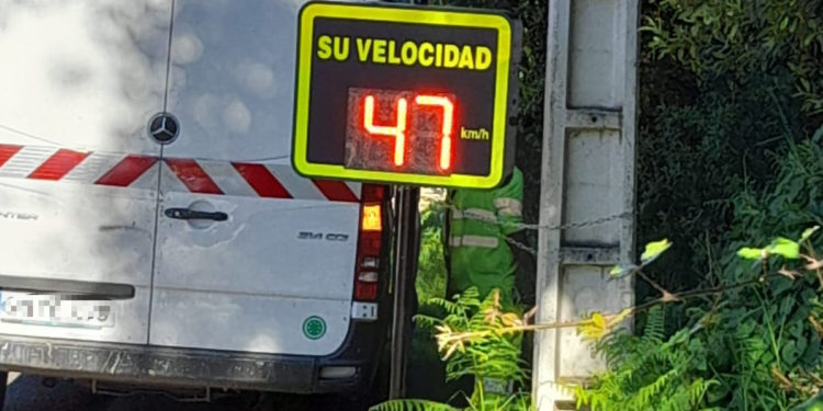 La Avenida de Europa conserva el carril de ‘tráfico calmado’ e incorpora un medidor de velocidad