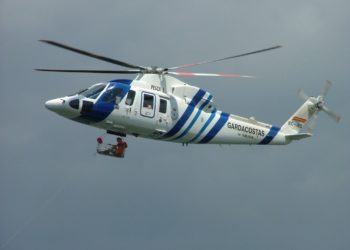 Trasladadas a Vigo dos personas tras hundirse su embarcación en la ría de Corcubión