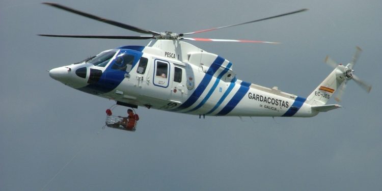Trasladadas a Vigo dos personas tras hundirse su embarcación en la ría de Corcubión