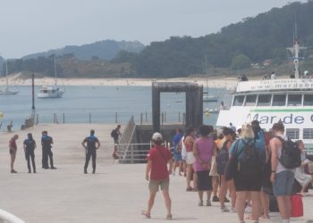 Intervención policial en Cíes al navegar una zodiac “debajo” del catamarán de una naviera