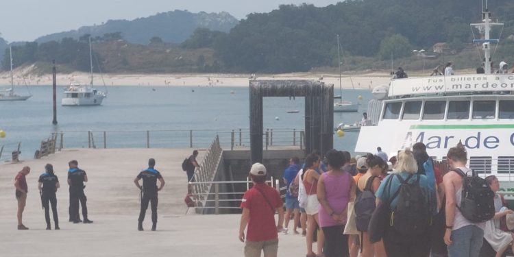 Intervención policial en Cíes al navegar una zodiac “debajo” del catamarán de una naviera