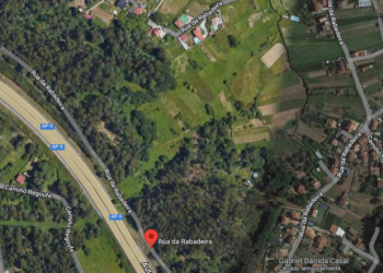 Los bomberos de Vigo se movilizan de noche para ayudar a retirar un cadáver de una casa