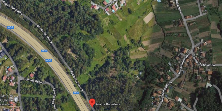 Los bomberos de Vigo se movilizan de noche para ayudar a retirar un cadáver de una casa