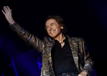 Dos halagos y un reproche al «escándalo» de Raphael en Castrelos