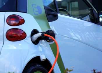 El Gran Vía de Vigo estrena dos puntos de uso público para recargar vehículos eléctricos