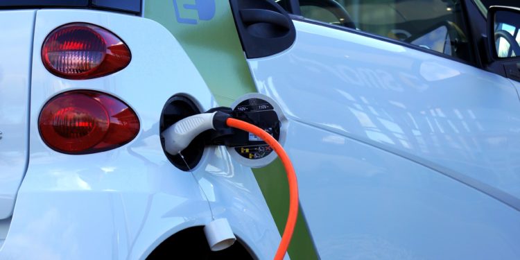 El Gran Vía de Vigo estrena dos puntos de uso público para recargar vehículos eléctricos