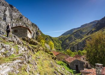 Muere un senderista vigués al caer por un barranco en los Picos de Europa