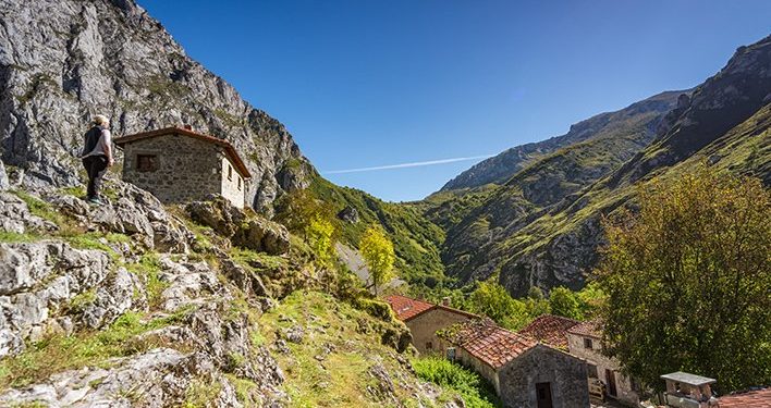 Muere un senderista vigués al caer por un barranco en los Picos de Europa