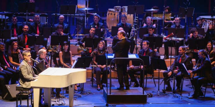 Serafín Zubiri e a banda musical de Goián renden homenaxe a Nino Bravo en Tomiño