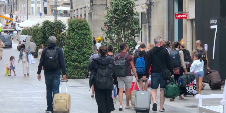 Turistas que vienen y van
