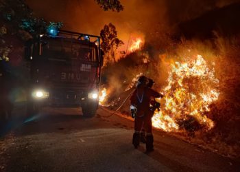 Desactivada la alerta por proximidad a las casas en el incendio forestal de Arbo, que sigue activo