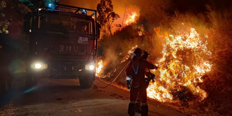 Desactivada la alerta por proximidad a las casas en el incendio forestal de Arbo, que sigue activo