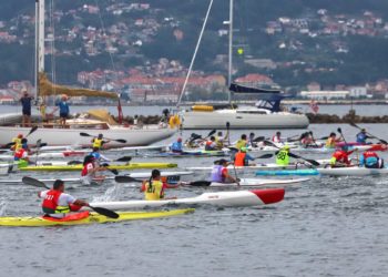 Doscientos palistas dan color a la ría de Vigo