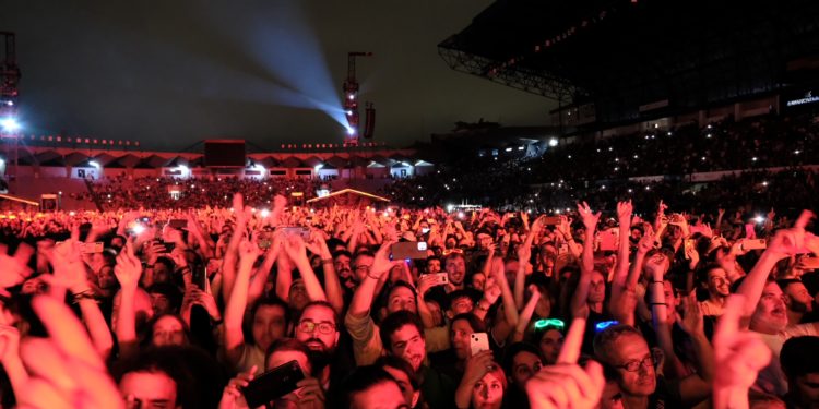 Fuego e ‘Hysteria’ con Muse en Balaídos el día que murió la reina de Inglaterra