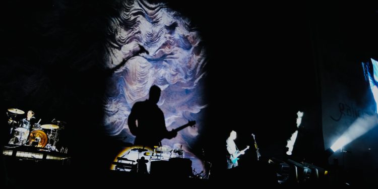Fuego e ‘Hysteria’ con Muse en Balaídos el día que murió la reina de Inglaterra