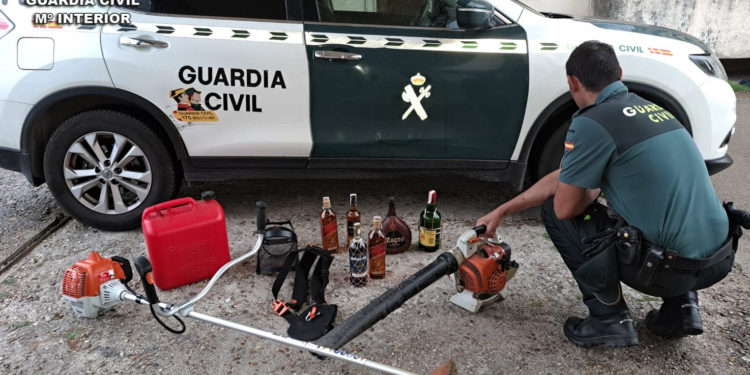 Dos detenidos en Tomiño por robar comida, alcohol y maquinaria en un restaurante