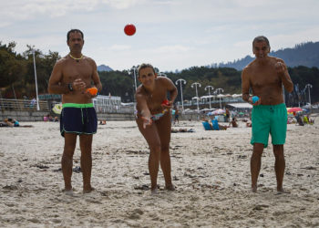 Vigo vuelve a la playa y a su paseo preferido: bochorno y agua ‘caliente’