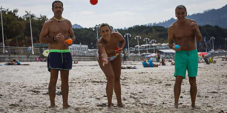 Vigo vuelve a la playa y a su paseo preferido: bochorno y agua ‘caliente’