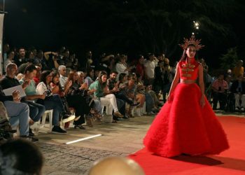 Las palilleiras muestran en ‘DesfilaMos’ los diseños y encajes con los que «tejen la historia de Galicia»