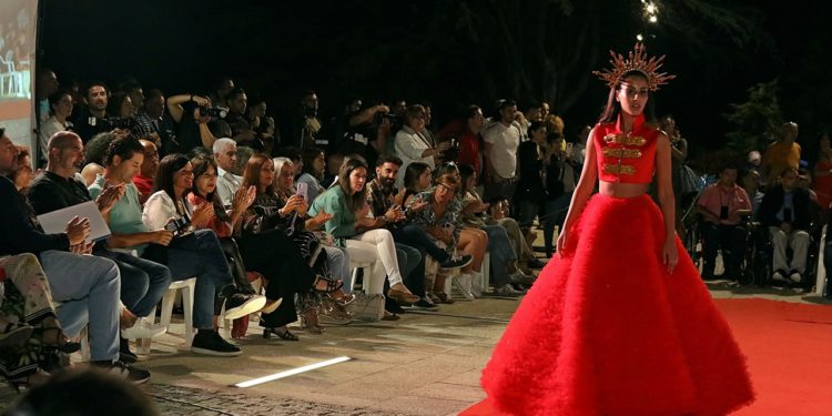 Las palilleiras muestran en ‘DesfilaMos’ los diseños y encajes con los que «tejen la historia de Galicia»