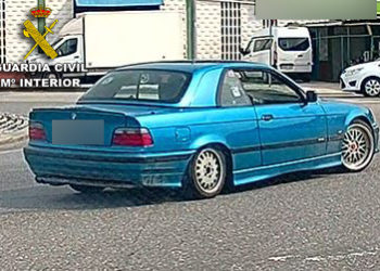 Denunciado un conductor en Mos tras ser grabado tomando una rotonda entera derrapando