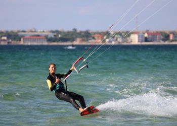 El club Salitre organiza un curso gratuito de kitesurf para mujeres en la ría de Vigo