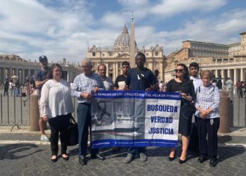 Las familias del ‘Villa de Pitanxo’ trasladan al papa sus reivindicaciones en un breve encuentro