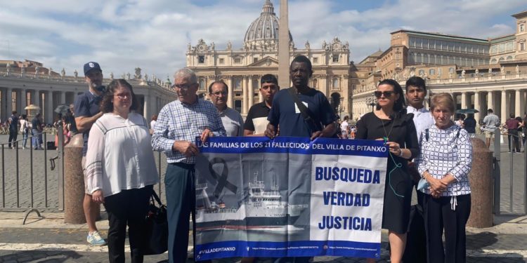 Las familias del ‘Villa de Pitanxo’ trasladan al papa sus reivindicaciones en un breve encuentro