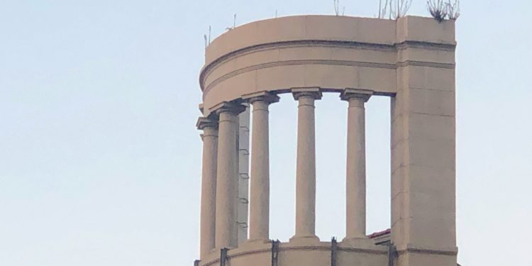 A la Peineta le crecen las hierbas