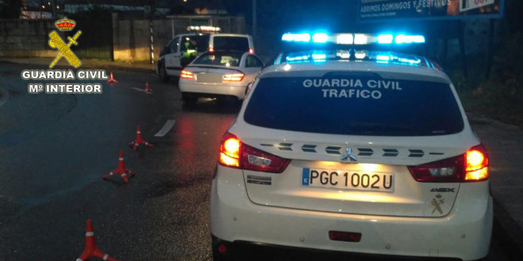 La Guardia Civil intercepta a dos vehículos circulando de forma errática por la AP-9