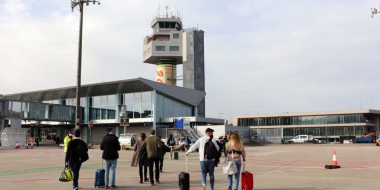 Peinador se queda con solo cinco destinos: Caballero insiste en que sigue “hablando” con aerolíneas