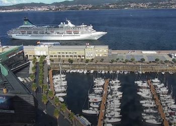 El ‘Artania’ llega a Vigo con pasaje alemán y el puerto suma en septiembre 34.000 visitantes