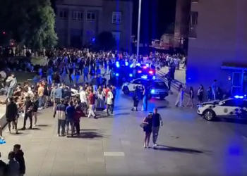 La Policía desaloja a cientos de jóvenes del ‘macro botellón’ en la Praza da Estrela de Vigo