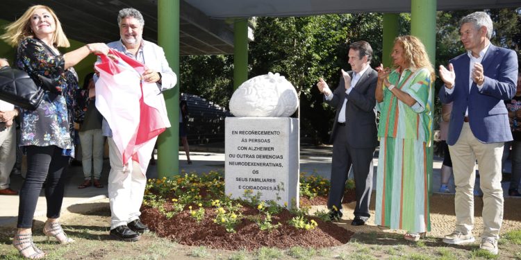 Vigo honra a las personas con demencias, familiares y cuidadores en la Praza da Memoria