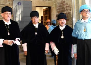 O reitor da USC reivindica na apertura do curso a universidade pública como “ascensor social esencial”